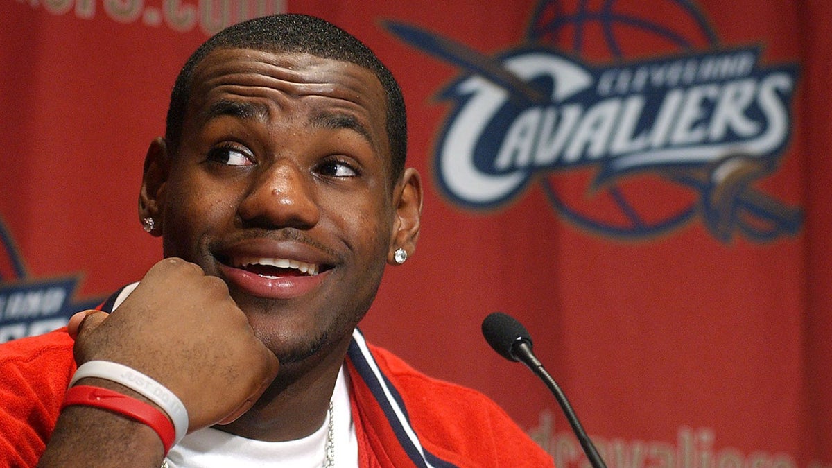 lebron-james-cavaliers-081025 After the brown game, Shedder Sanders received a comparison of Lebron James