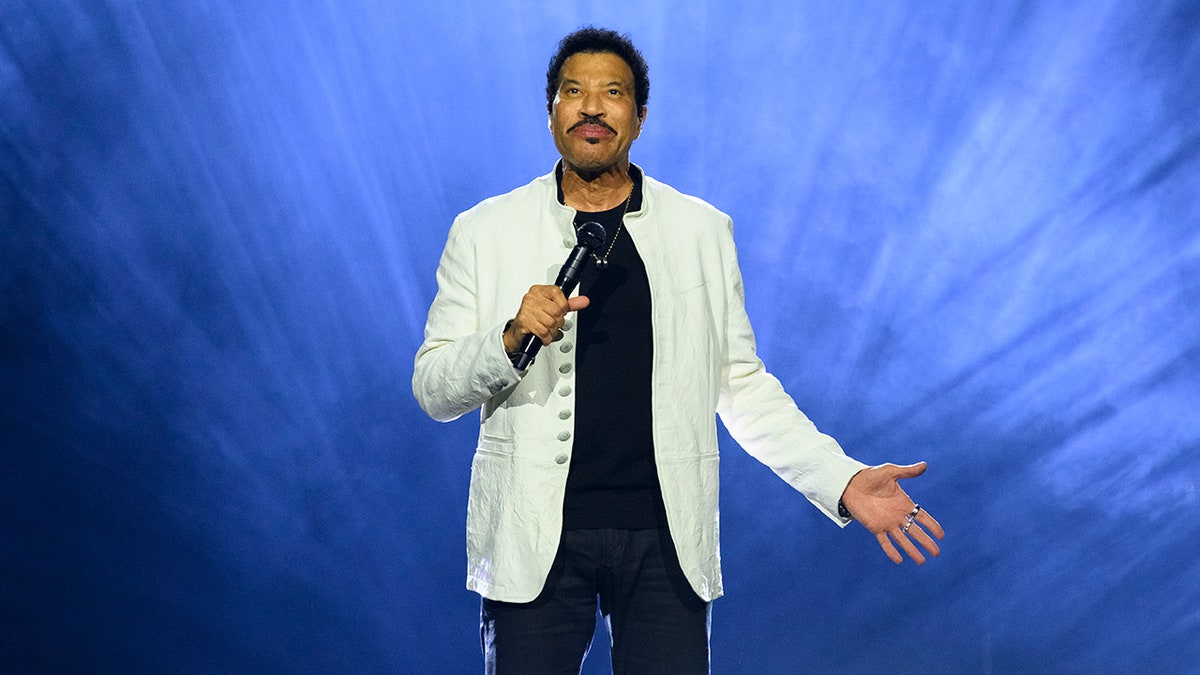 Lionel Richie on stage
