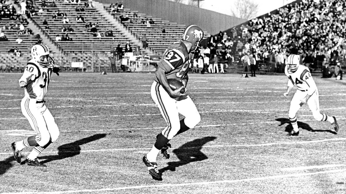 Lionel taylor's 500th catch