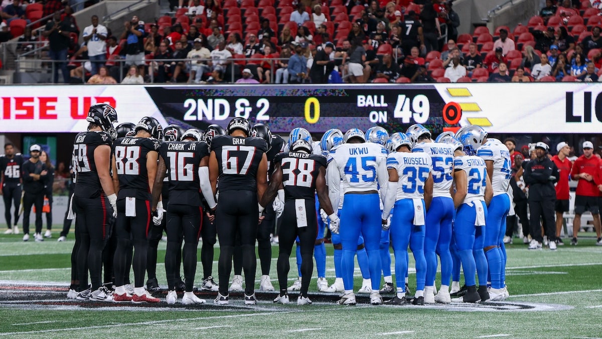 8 sierpnia 2025 r.; Atlanta, Georgia, Stany Zjednoczone; Gracze Atlanta Falcons i Detroit Lions modlili się po kontuzji Morrisa Norrisa (nie zilustrowanego) na stadionie Mercedes-Benz. Obowiązkowy kredyt: obrazy Brett Davis-Imagan