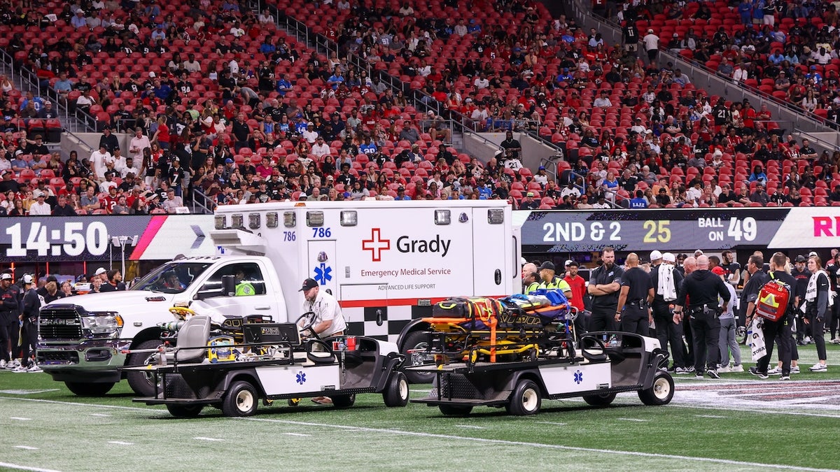8 Agustus 2025; Atlanta, Georgia, AS; Ambulans di bidang ini di mana staf medis bekerja pada keselamatan Detroit Lyons Morris Norris (26) setelah cedera terhadap Atlanta Valonse pada kuartal keempat di Stadion Mercedes -benz. Kredit Komparatif: Gambar Brett Davis-Achilles