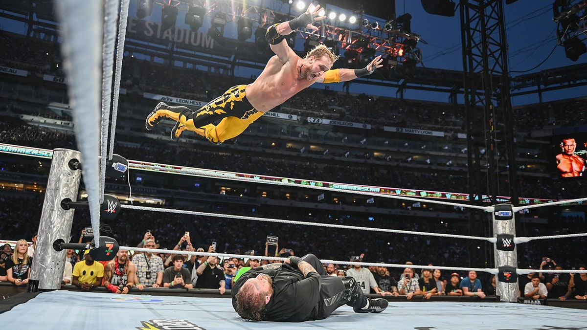Logan Paul defeats Jelly Roll