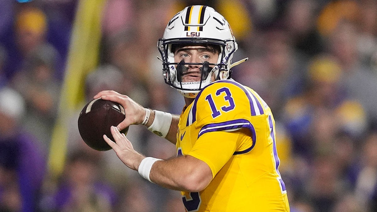 Garrett Nussmeier throws