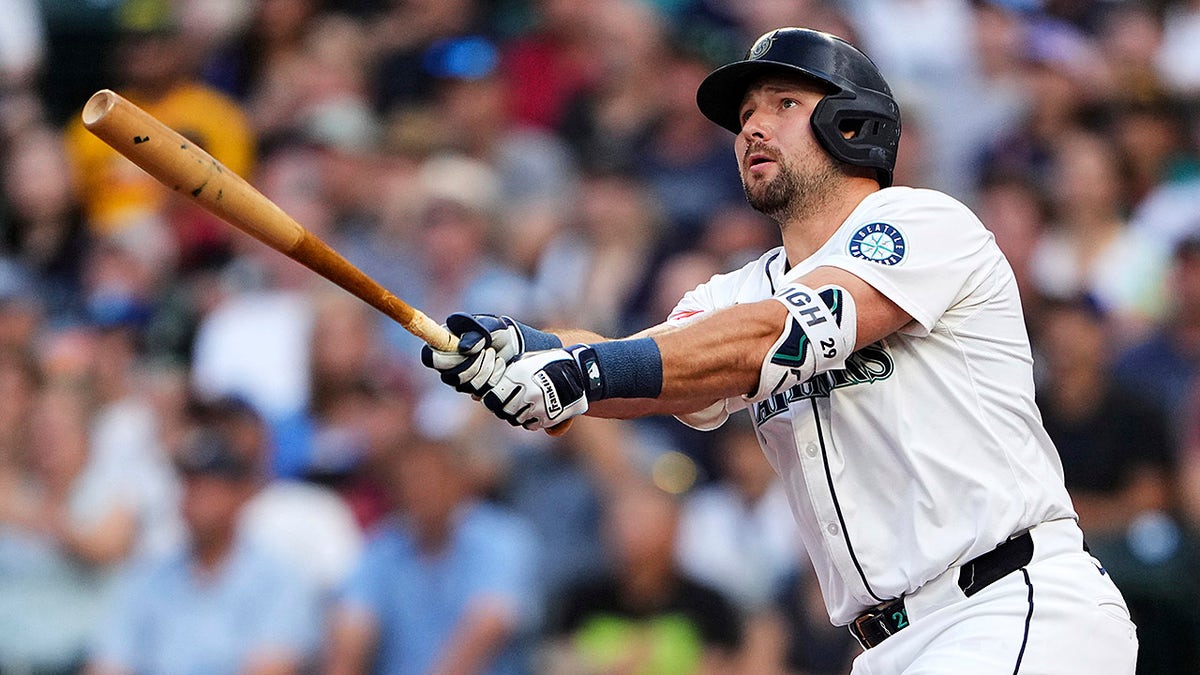 Cal Raleigh hits solo home run