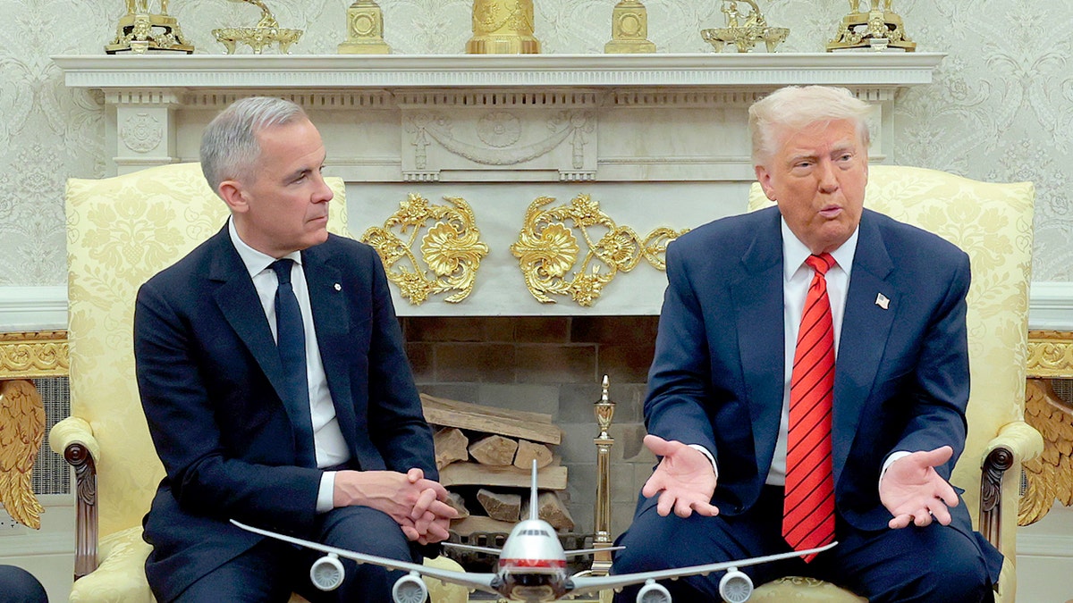 Mark Carney e Donald Trump sentados no Salão Oval