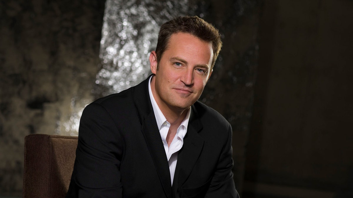 Matthew Perry poseert voor een foto als Matt Albie