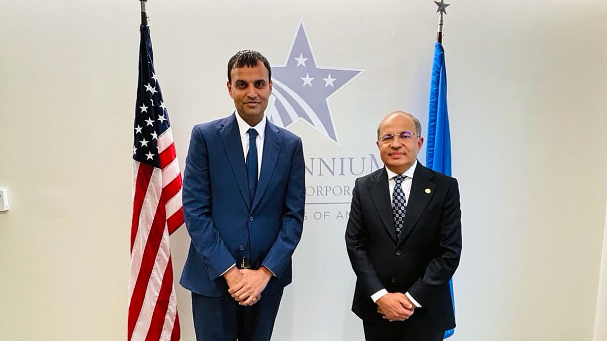 O Dr. Sohan Dasgupta conhece o embaixador do Nepal na sede da Washington DC Millennium Challenge Corporation
