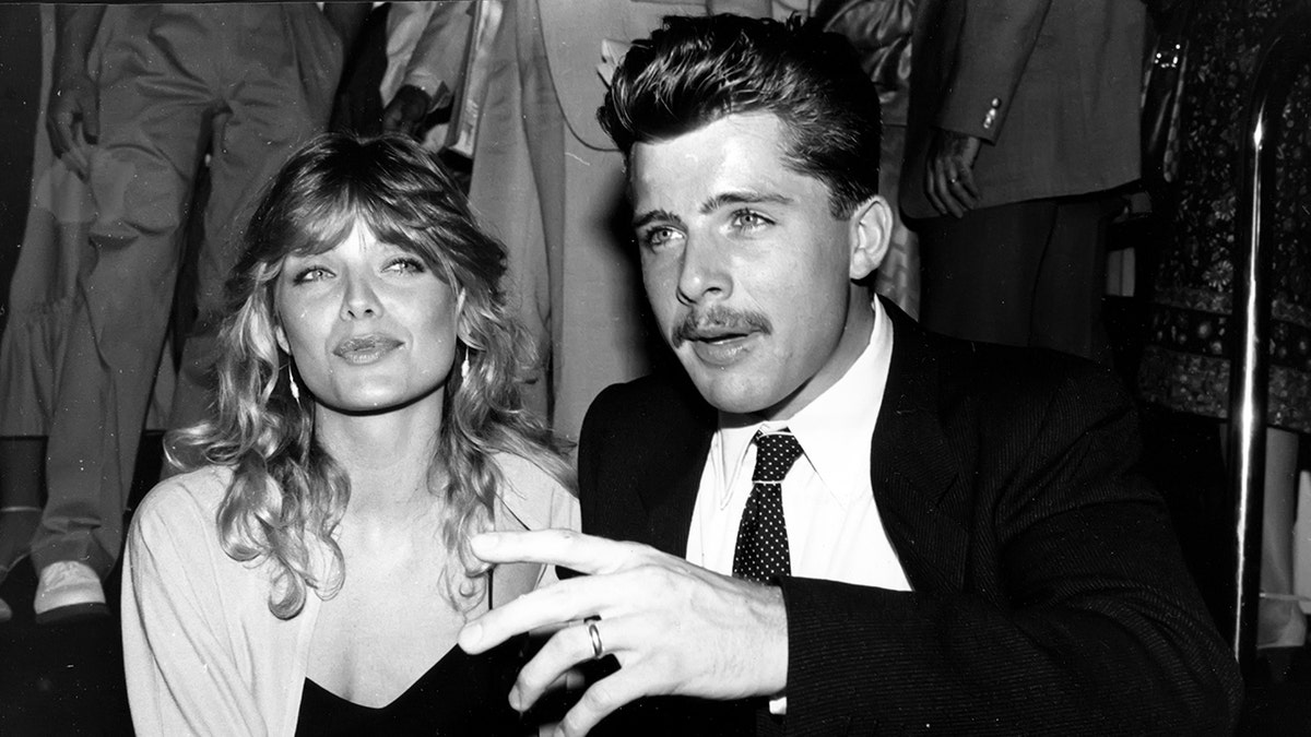 麥克斯韋·考菲爾德(Maxwell Caulfield)和米歇爾·菲佛(Michelle Pfeiffer)在拍攝後整理 "油脂2。"