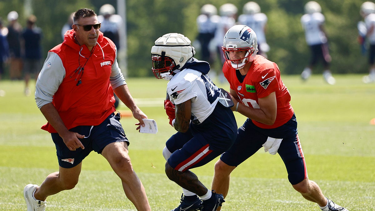 Mike Vrabel involved in practice session