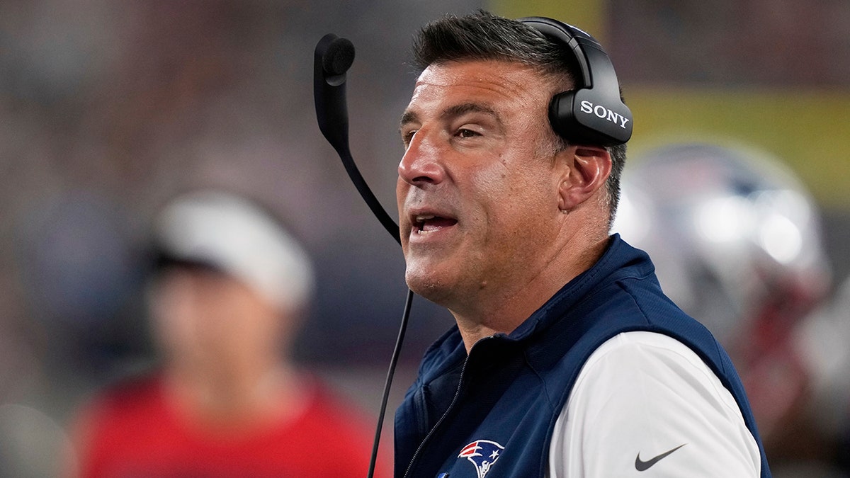 Mike Vrabel on NFL sidelines
