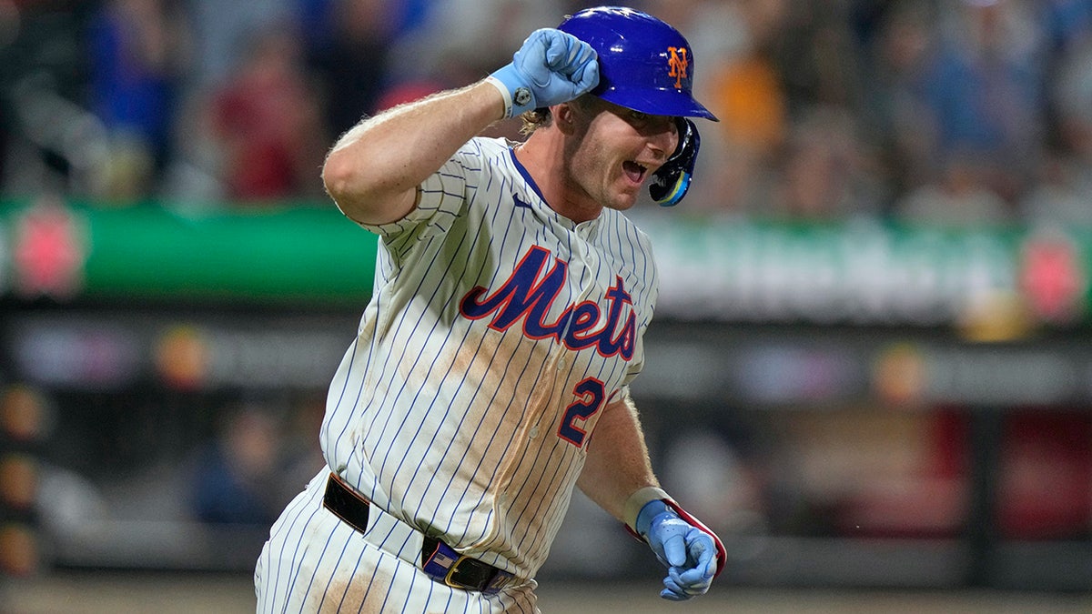 Pete Alonso celebrates a home run