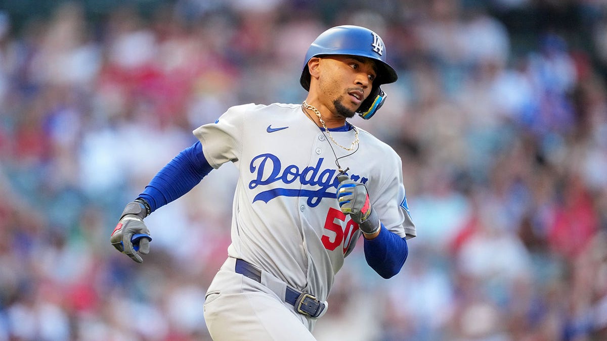 Mookie Betts details support from Dodgers players, fan base amid