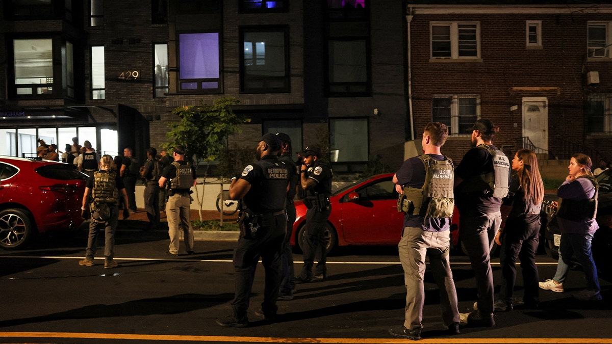 Federal agents,