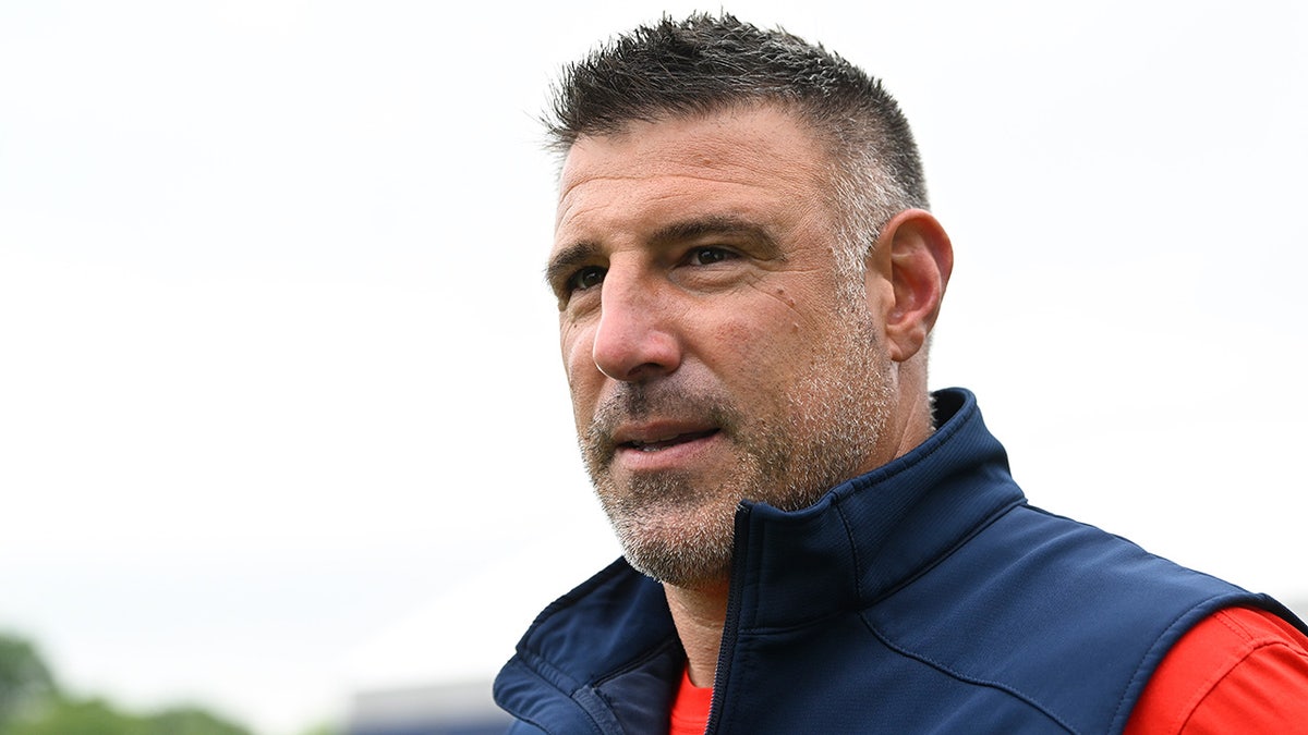 Mike Vrabel leaves a New England Patriots practice.