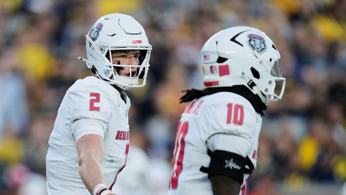New Mexico lineman flees from Michigan defender after brief skirmish  at george magazine