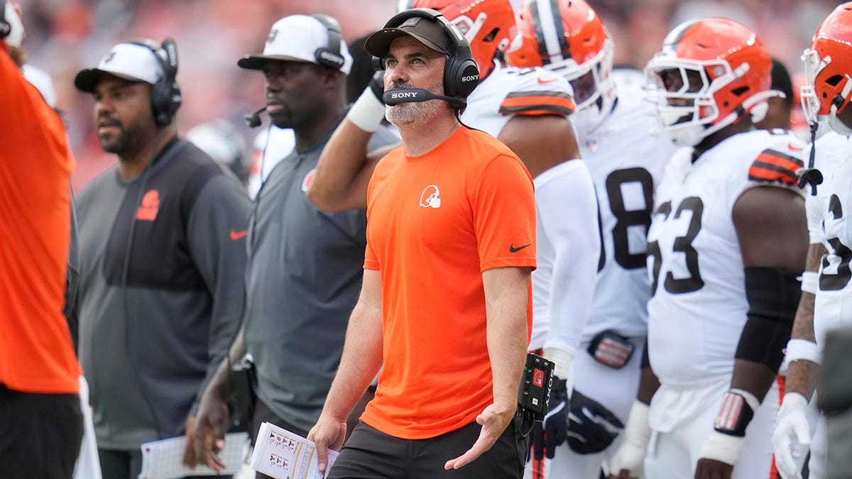 Kevin Stefanski on the sideline