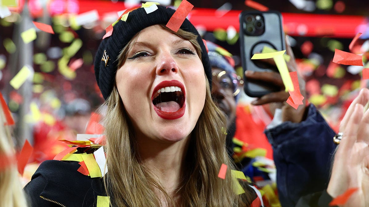 Taylor Swift cheers on her team
