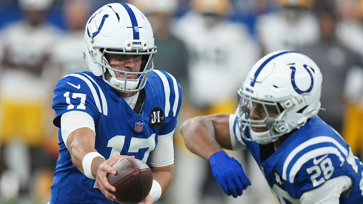 Daniel Jones hands the ball off