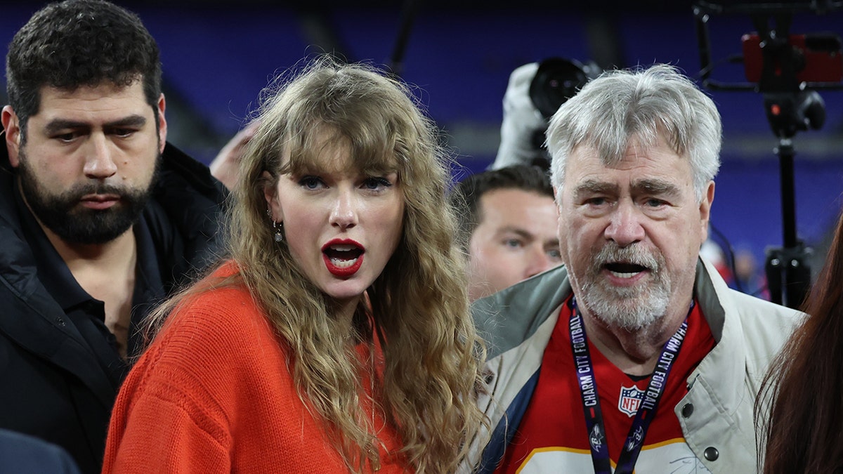 Taylor Swift walks with Ed Kelce