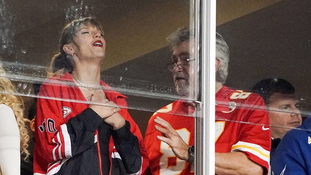 Taylor Swift and Ed Kelce in the box