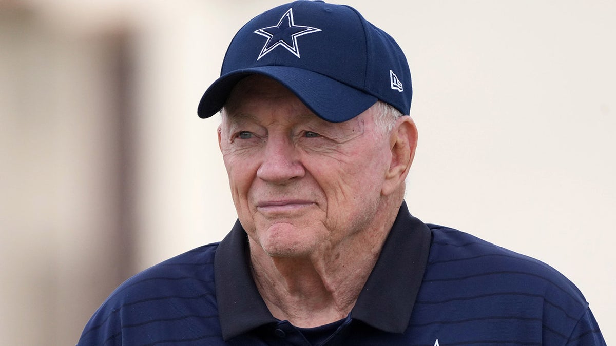 Jerry Jones terlihat