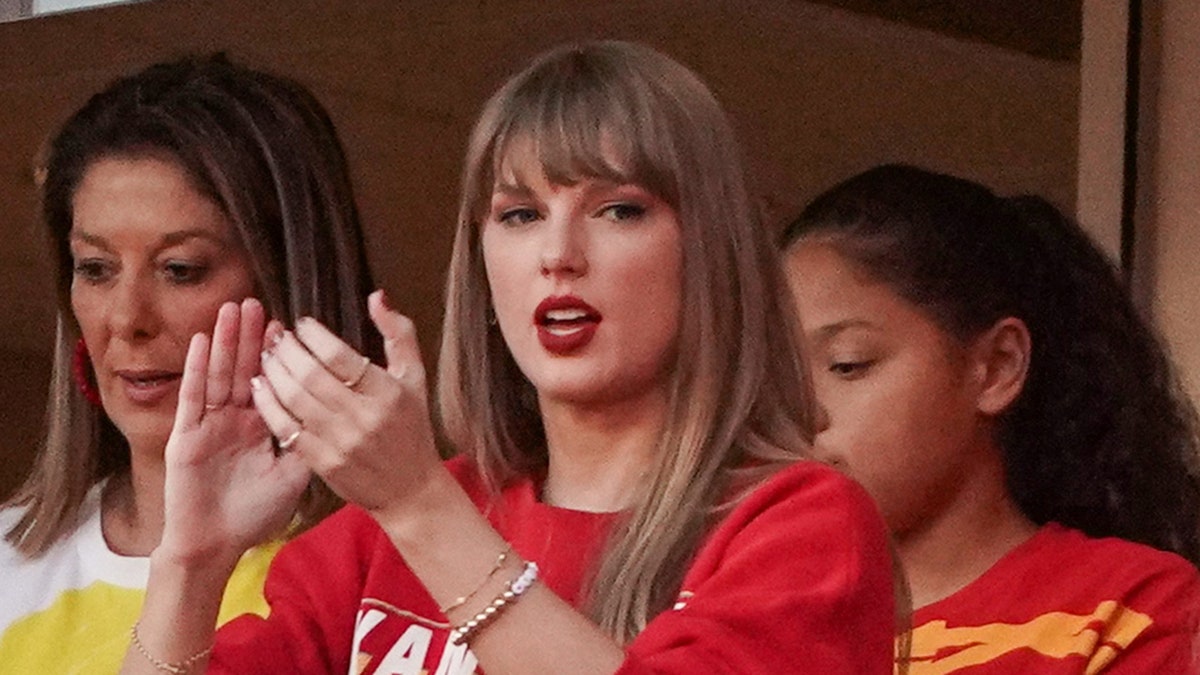 Taylor Swift cheers