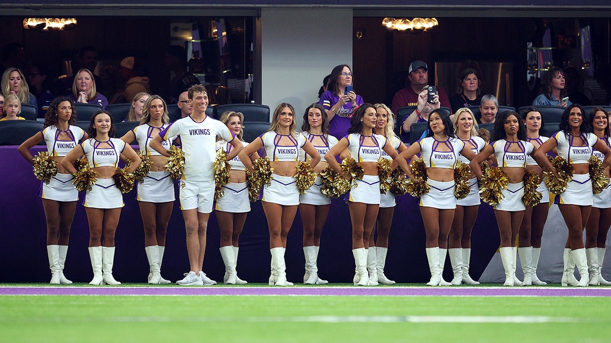 Cheerleaderka Vikings przed meczem