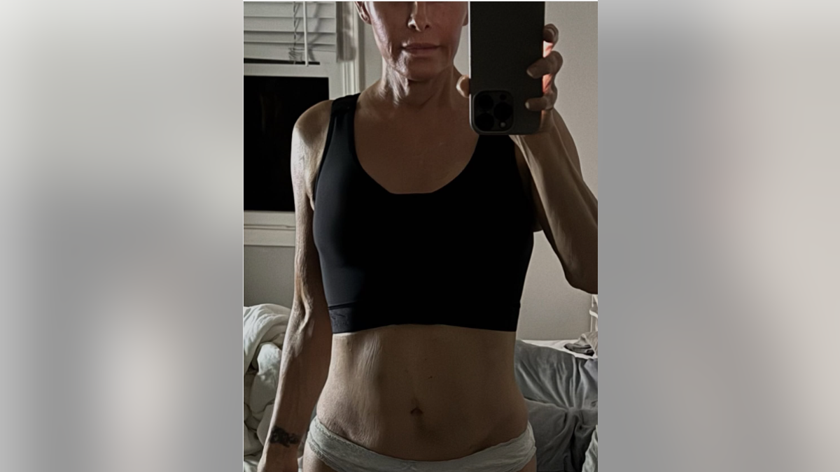 妮可·埃格特(Nicole Eggert)在黑色運動BH和白色內衣中拍攝鏡子自拍照。