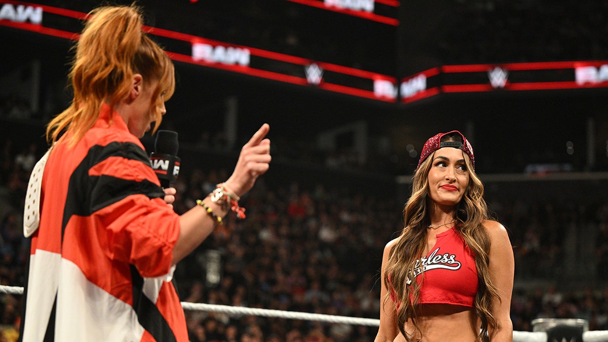 Nikki Bella un Becky Lynch gredzenā