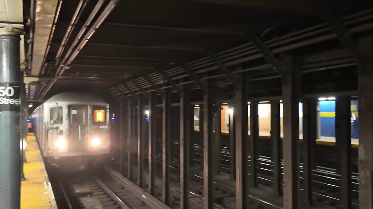 Bir adam bir Midtown metro istasyonunda tren pistlerine itildi.