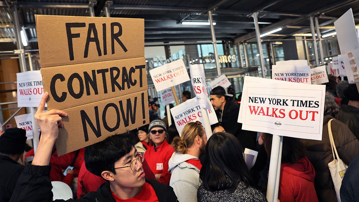 NewsGuild mendesak New York Times untuk menunjukkan