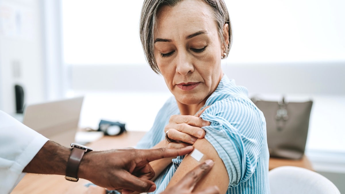The bandage of older women after the vaccine