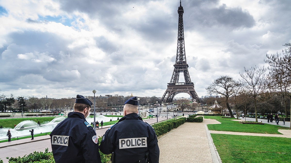 paris police pick pocketing