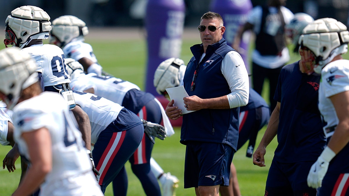 Mike Vrabel attends joint practice