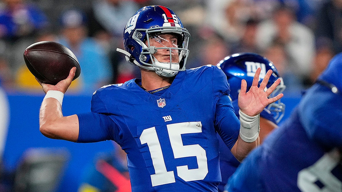 Tommy DeVito throws pass