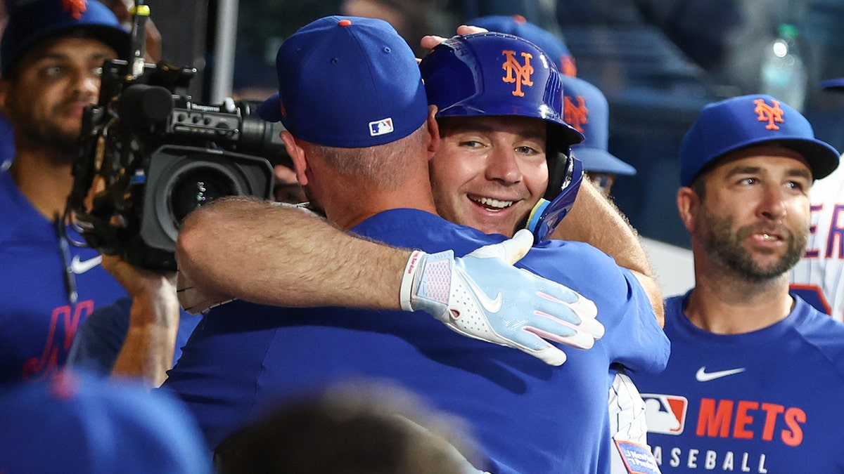 Pete Alonso hugs manager, Carlos Mendoza