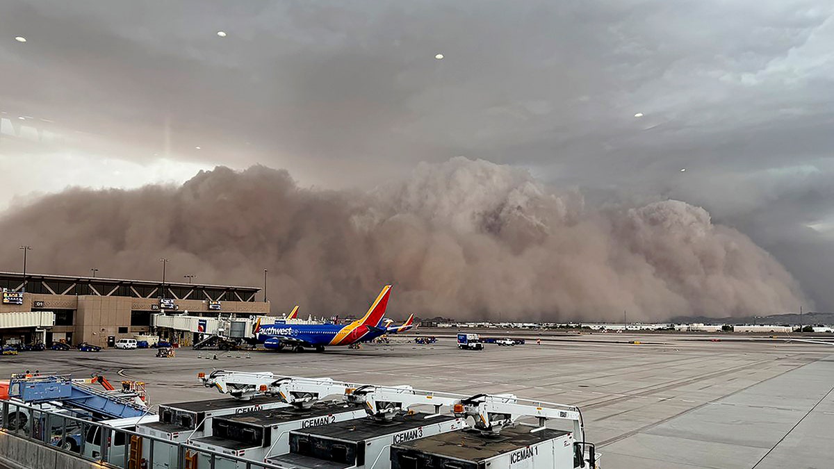 Phoenix dust storm at Sky Harbor International Airport