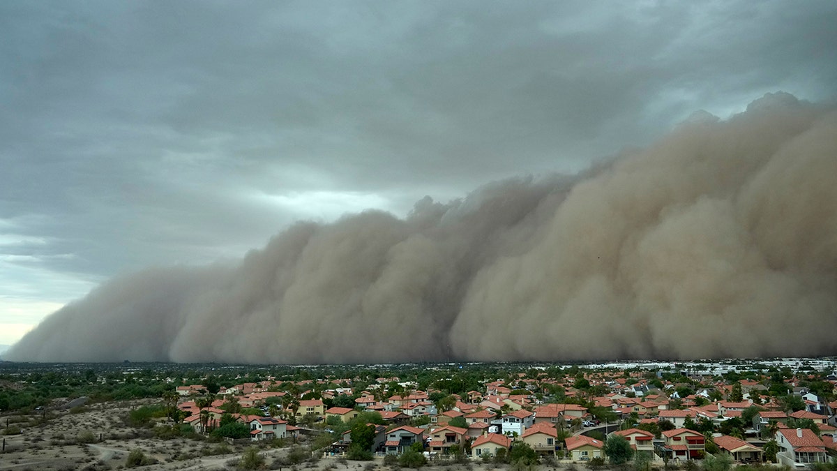 Wall of dust overtakes Phoenix in August 2025