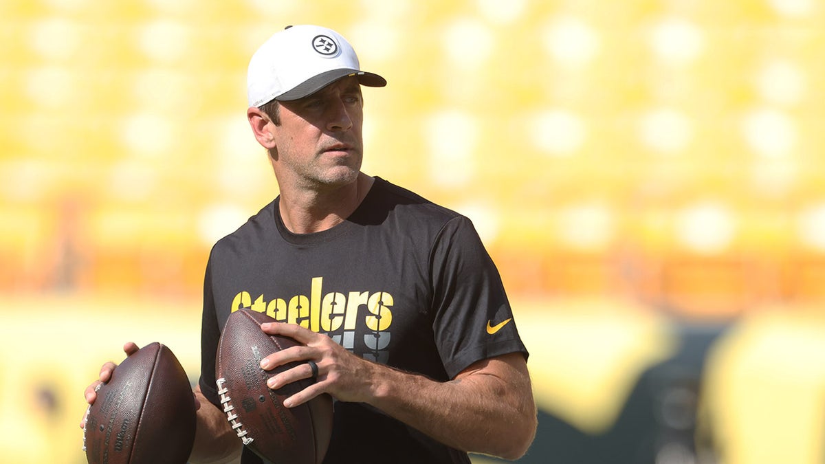 Aaron Rodgers warms up