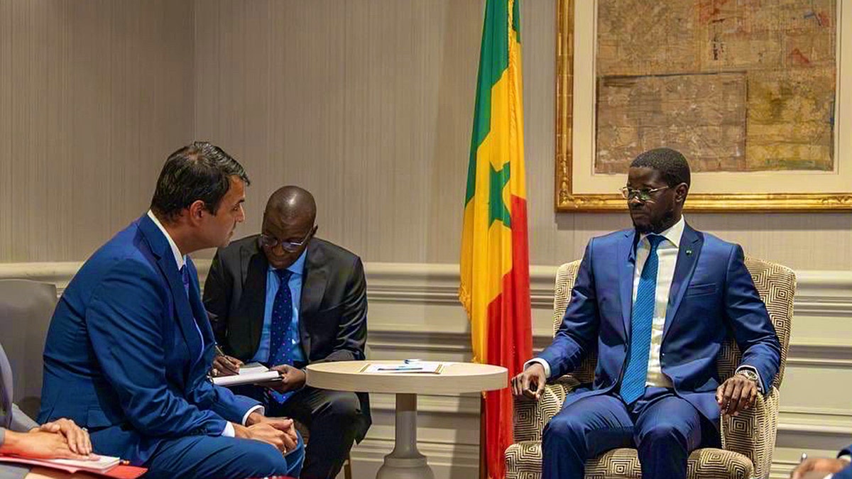 O Dr. Sohan Dasgupta se reuniu com funcionários do Senegalies durante discussões bilaterais nos programas da Millennium Challenge Corporation.
