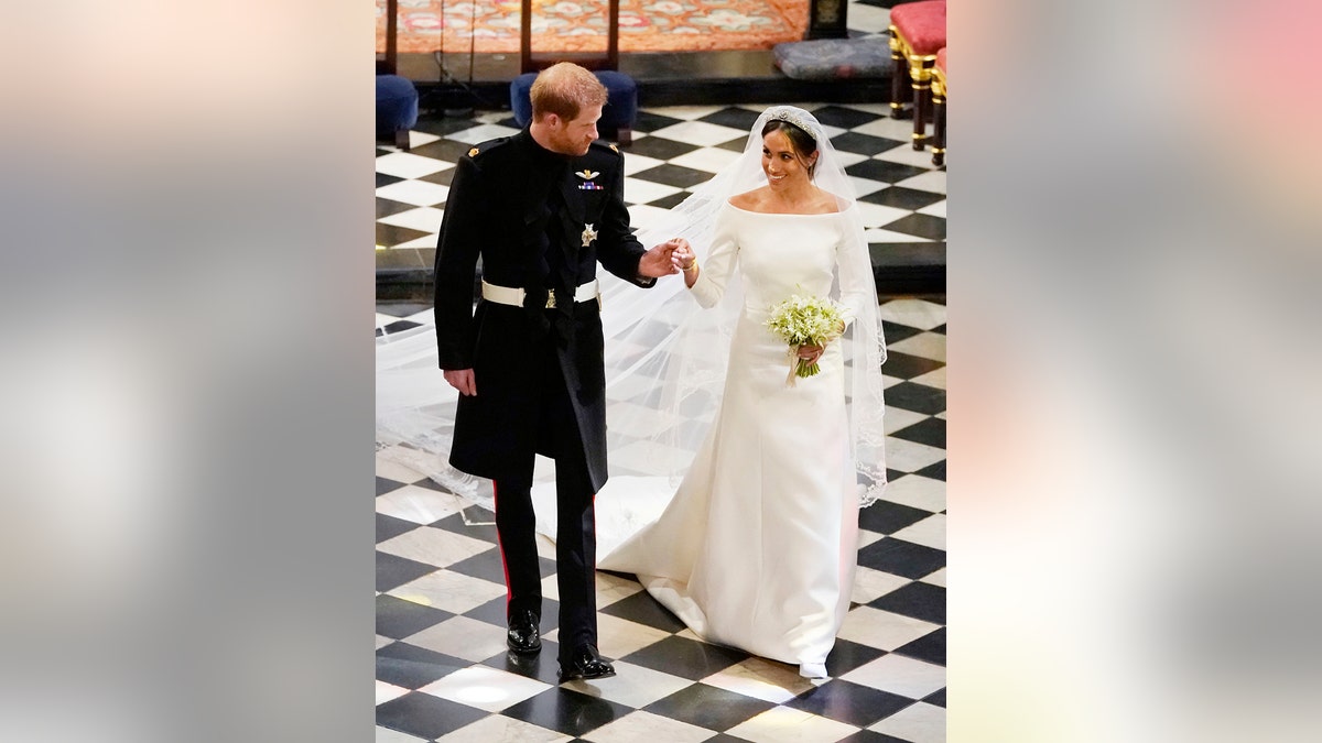 Princis Harijs oficiālā melnā uzvalkā, kas viņu kāzu dienā turēja Meghan Markle roku.