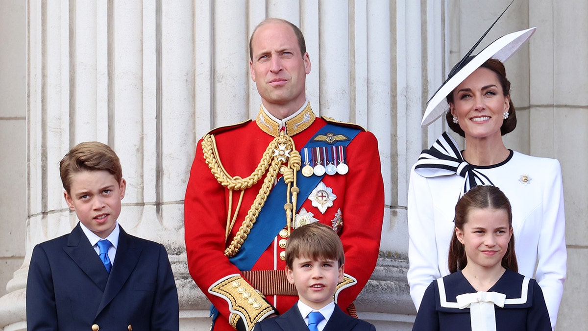 威廉王子和凱特·米德爾頓（Kate Middleton）與三個小孩一起在白金漢宮的陽台上穿著正式服裝。
