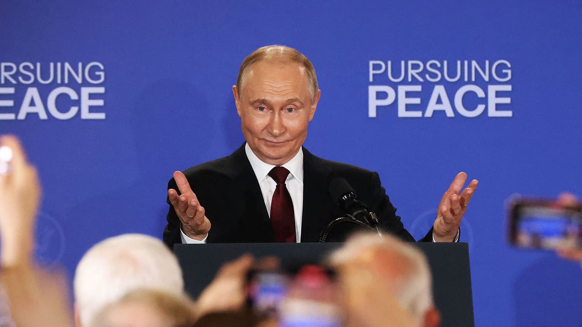 Putin speaks to the press after Trump discussions