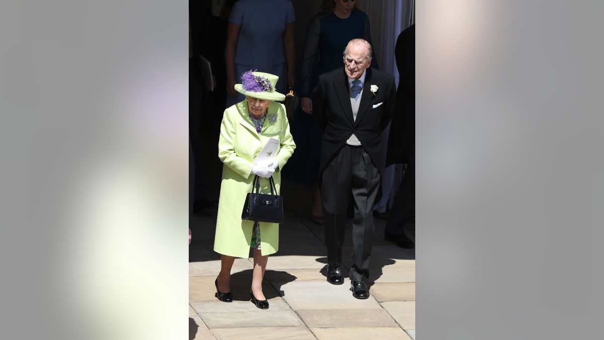 Princis Filips un karaliene Elizabete iziet no St Georga hapes pēc Meghan Markle un prinča Harija kāzu ceremonijas.