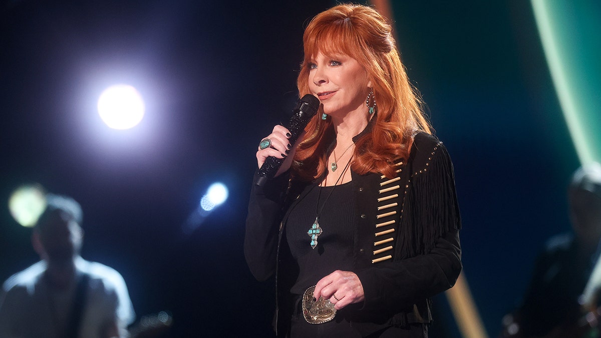 Reba McEntire於2025年5月在第60屆鄉村音樂學院頒獎典禮上演出。