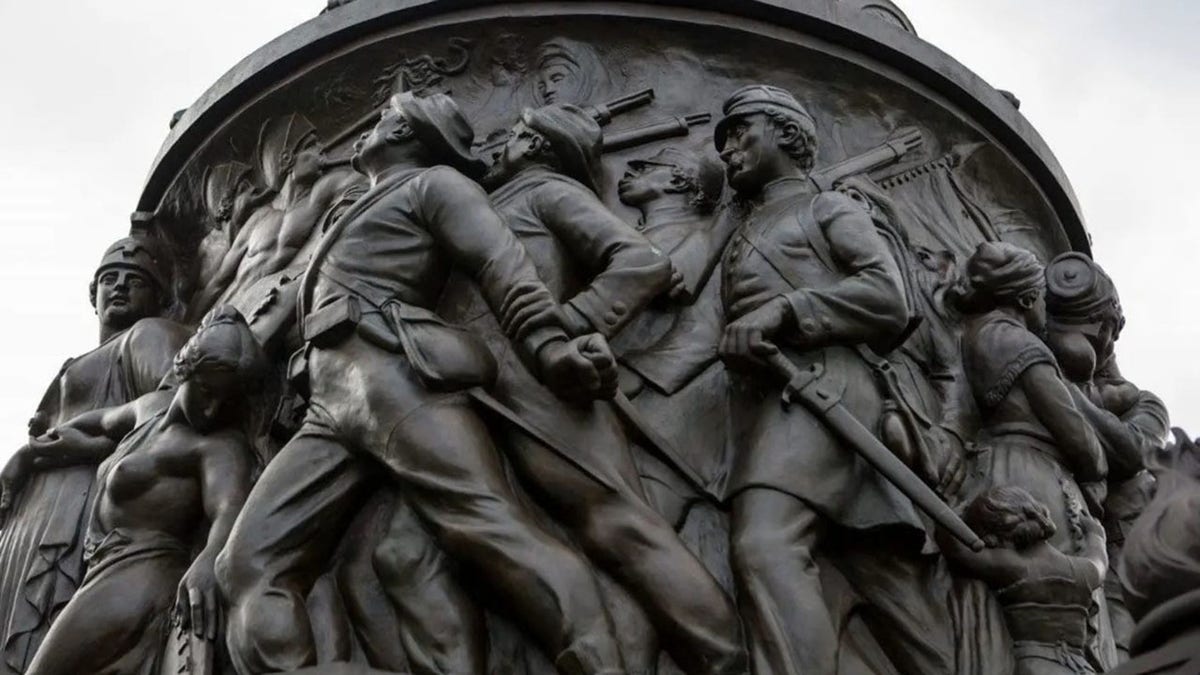Havia um monumento confederado no cemitério nacional de Arlington. 