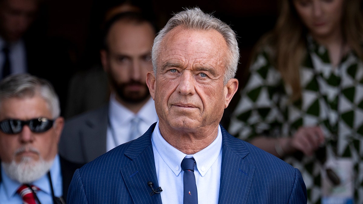robert-f-kennedy-jr Sen. Bill Casidi MRNA speaks against the vaccine development
