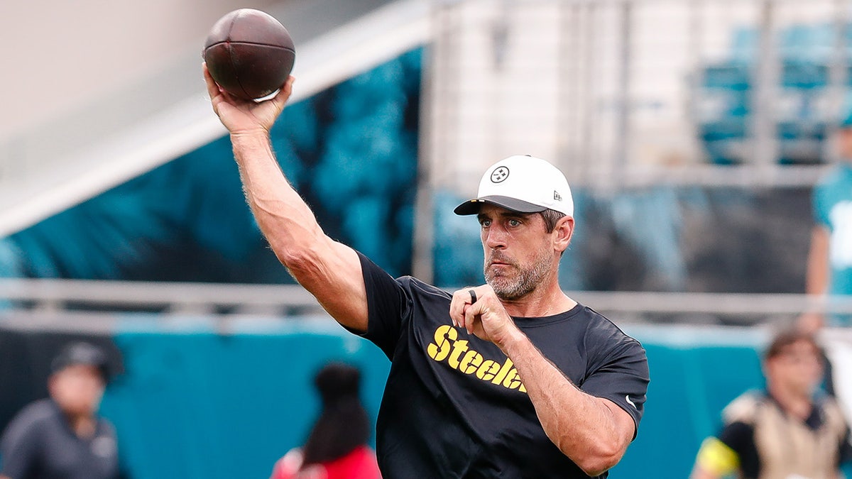 Aaron Rodgers throwing