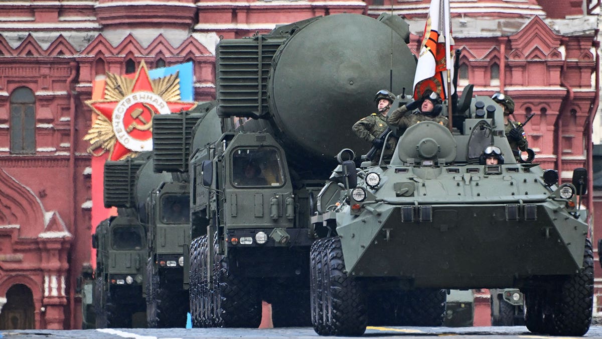 Krievija parāda kodolieroču ballistiskās raķetes