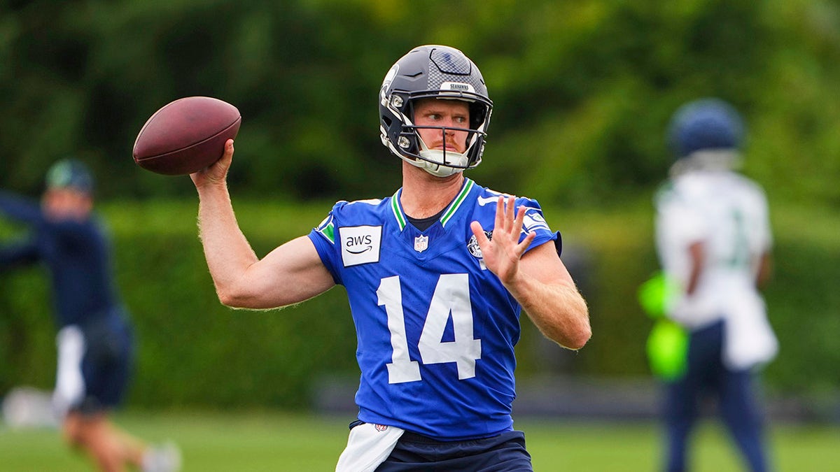 Sam Darnold throws ball